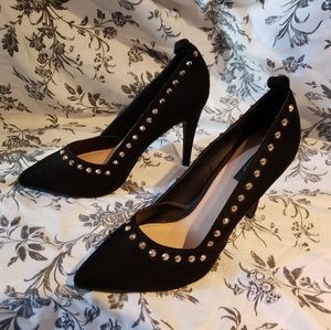$5/20 Black studded pumps